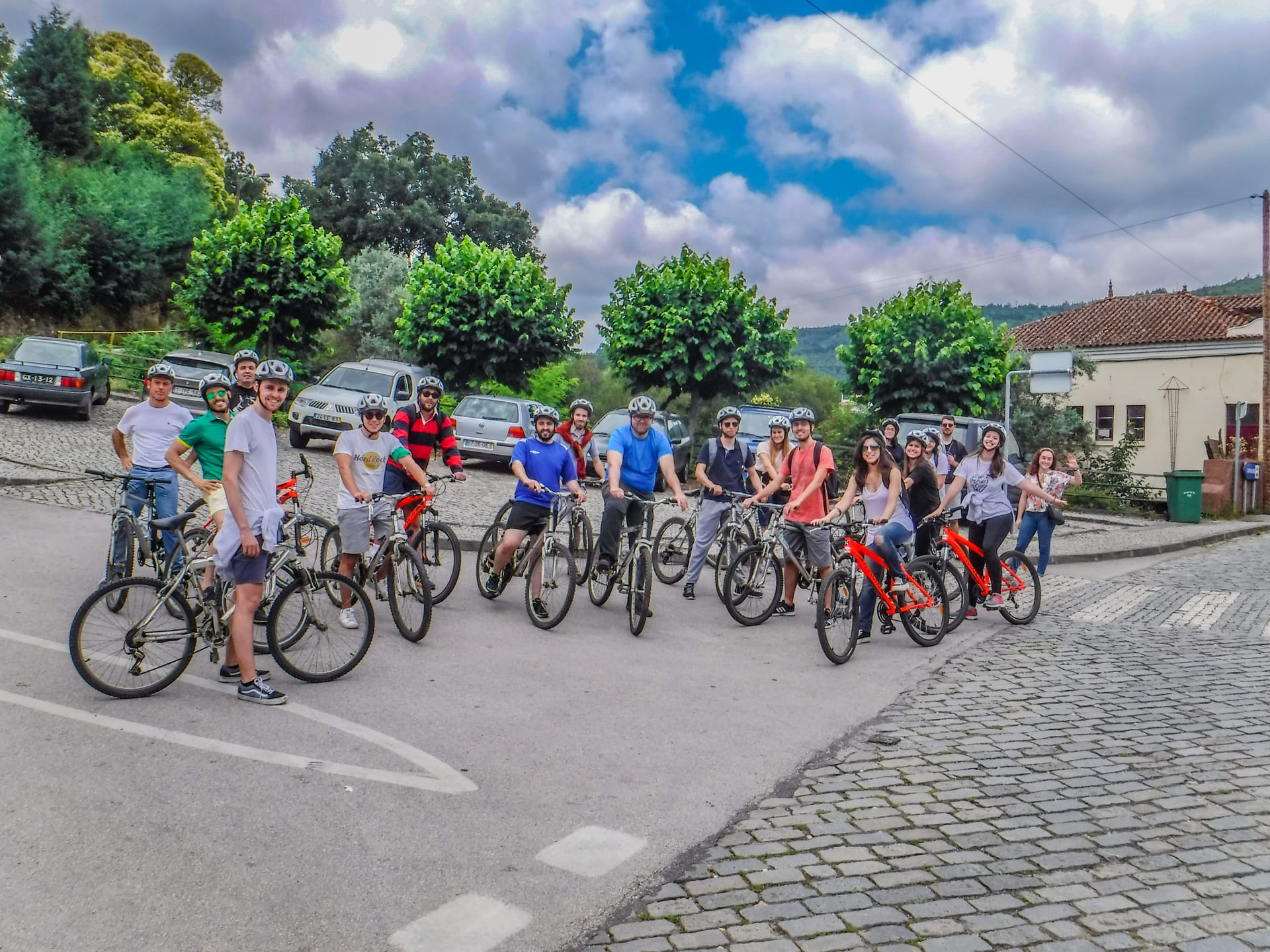 Grupo com bicicletas reunido antes de partir