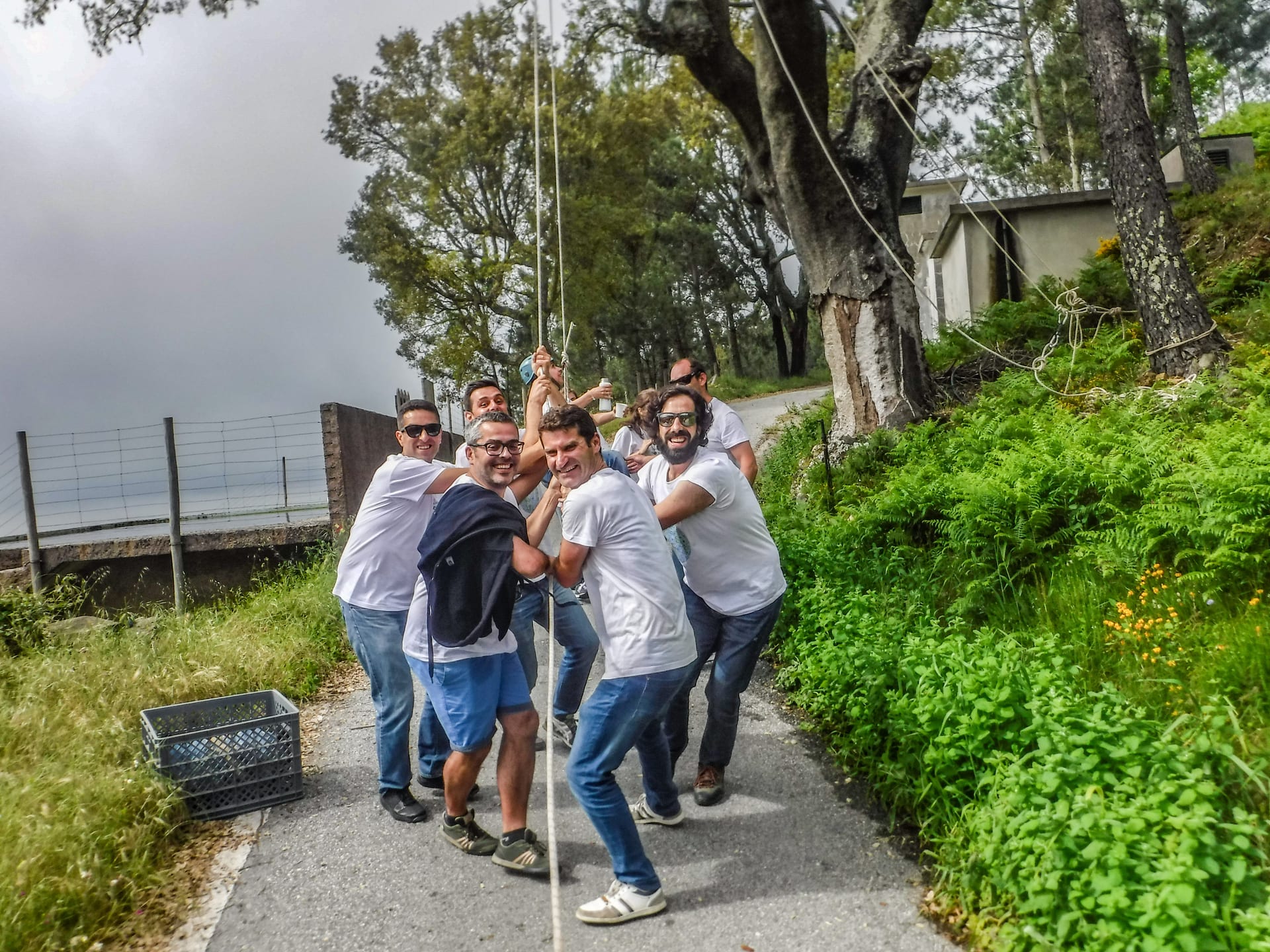 Equipa a colaborar num desafio ao ar livre