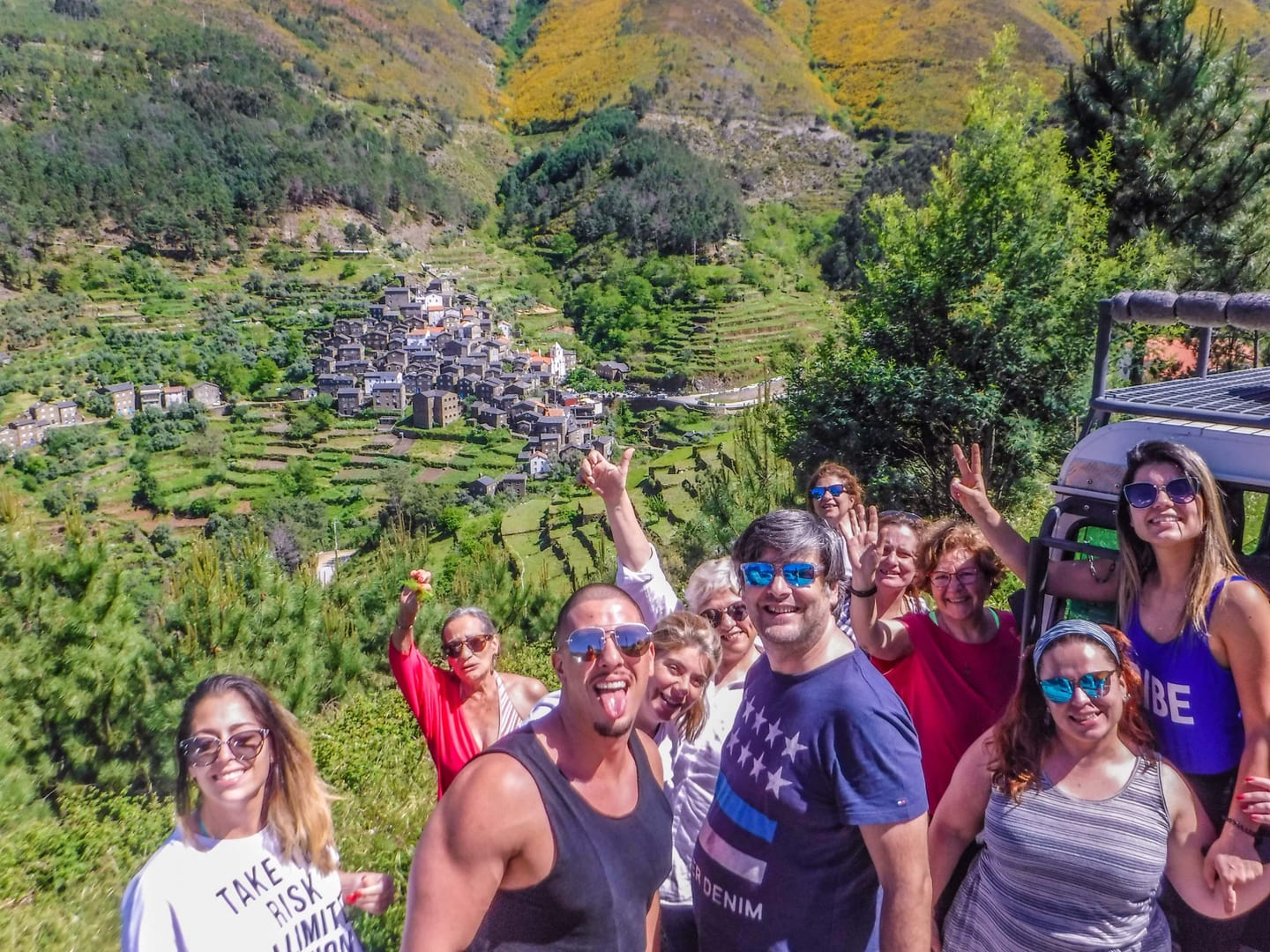 Grupo num miradouro da Serra do Açor, com Piódão ao fundo
