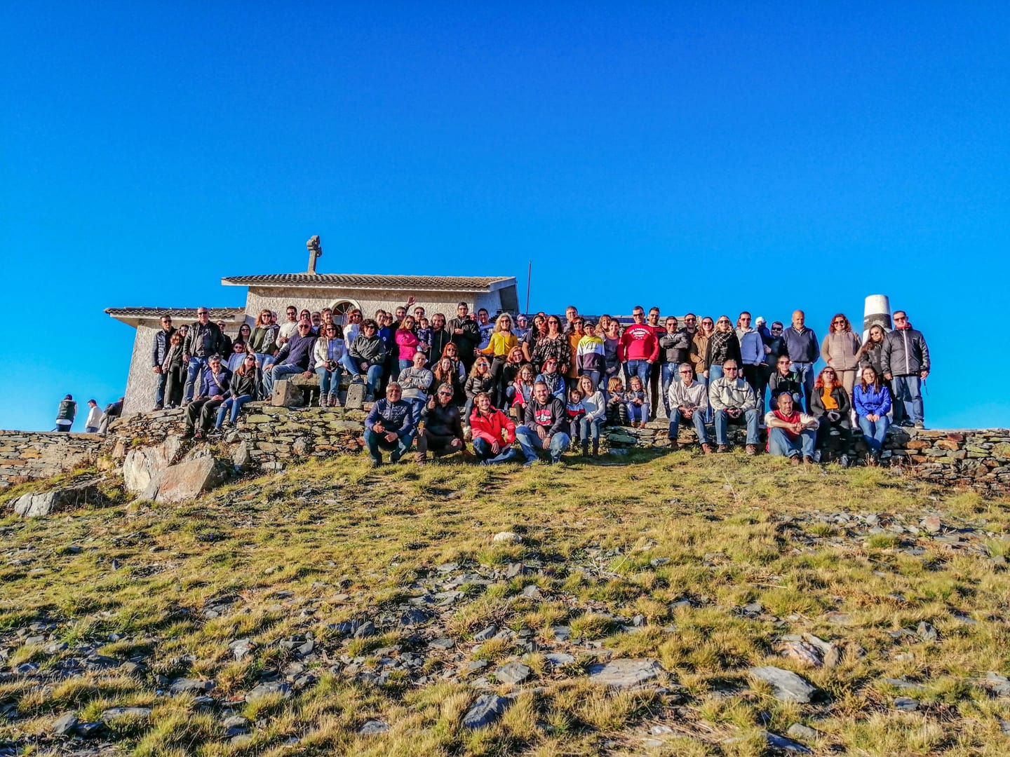 Grupo junto a uma capela num cume da Serra do Açor