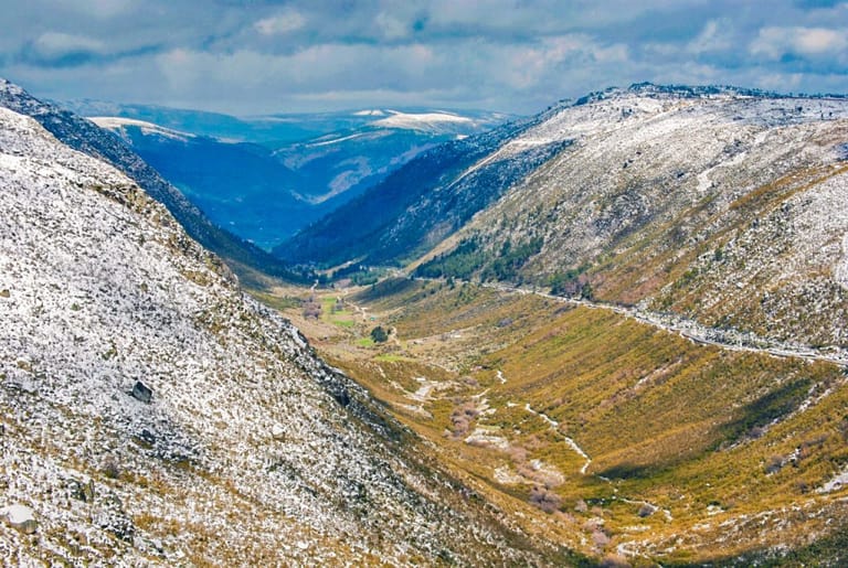 Vale glaciar com encostas rochosas e linha de água