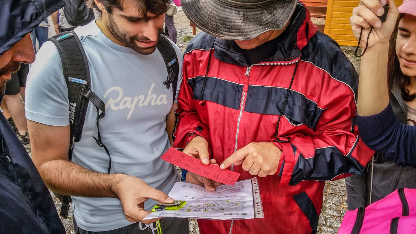Participantes a consultar um mapa durante orientação