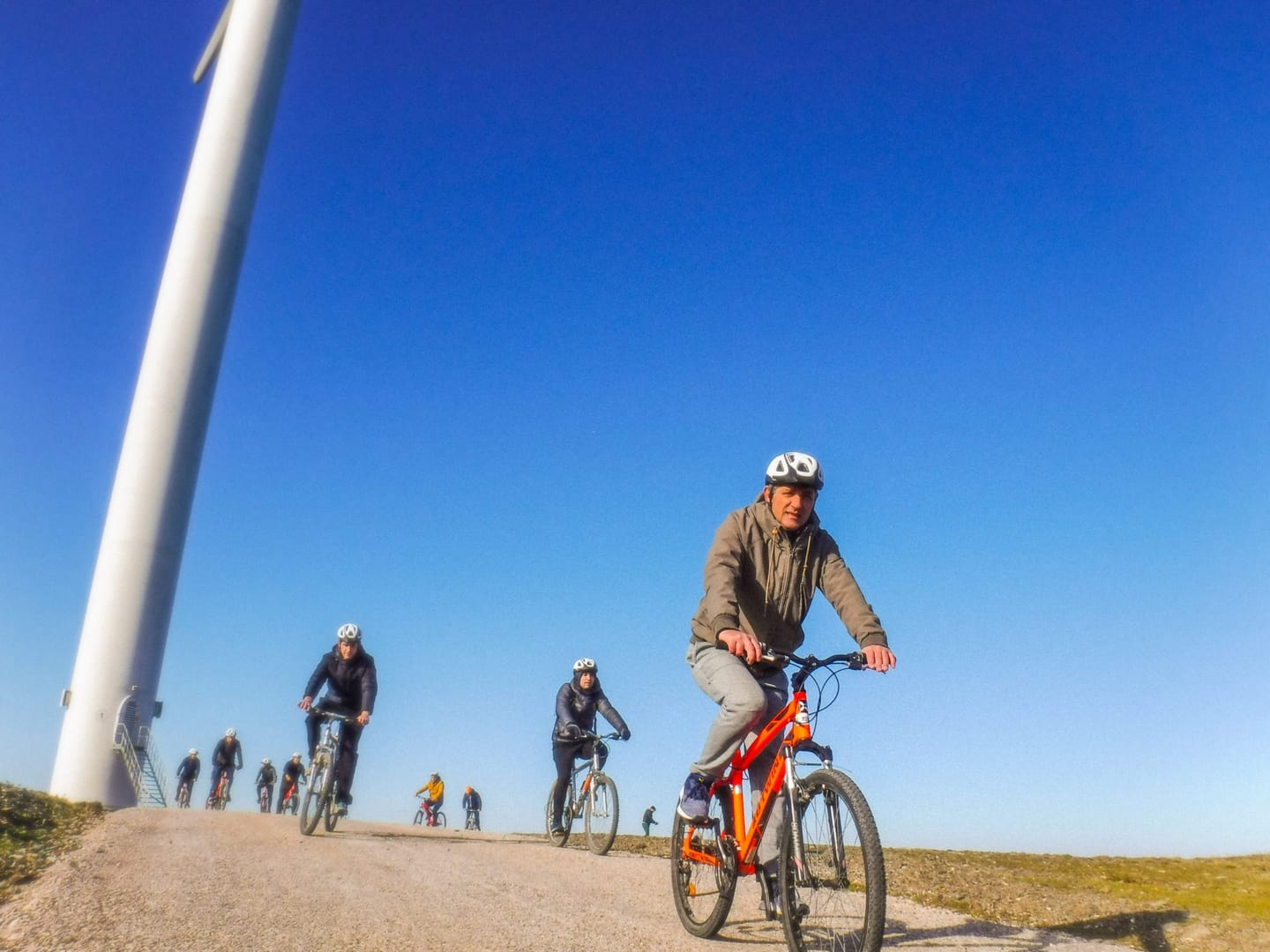Ciclistas junto a um miradouro num caminho de serra