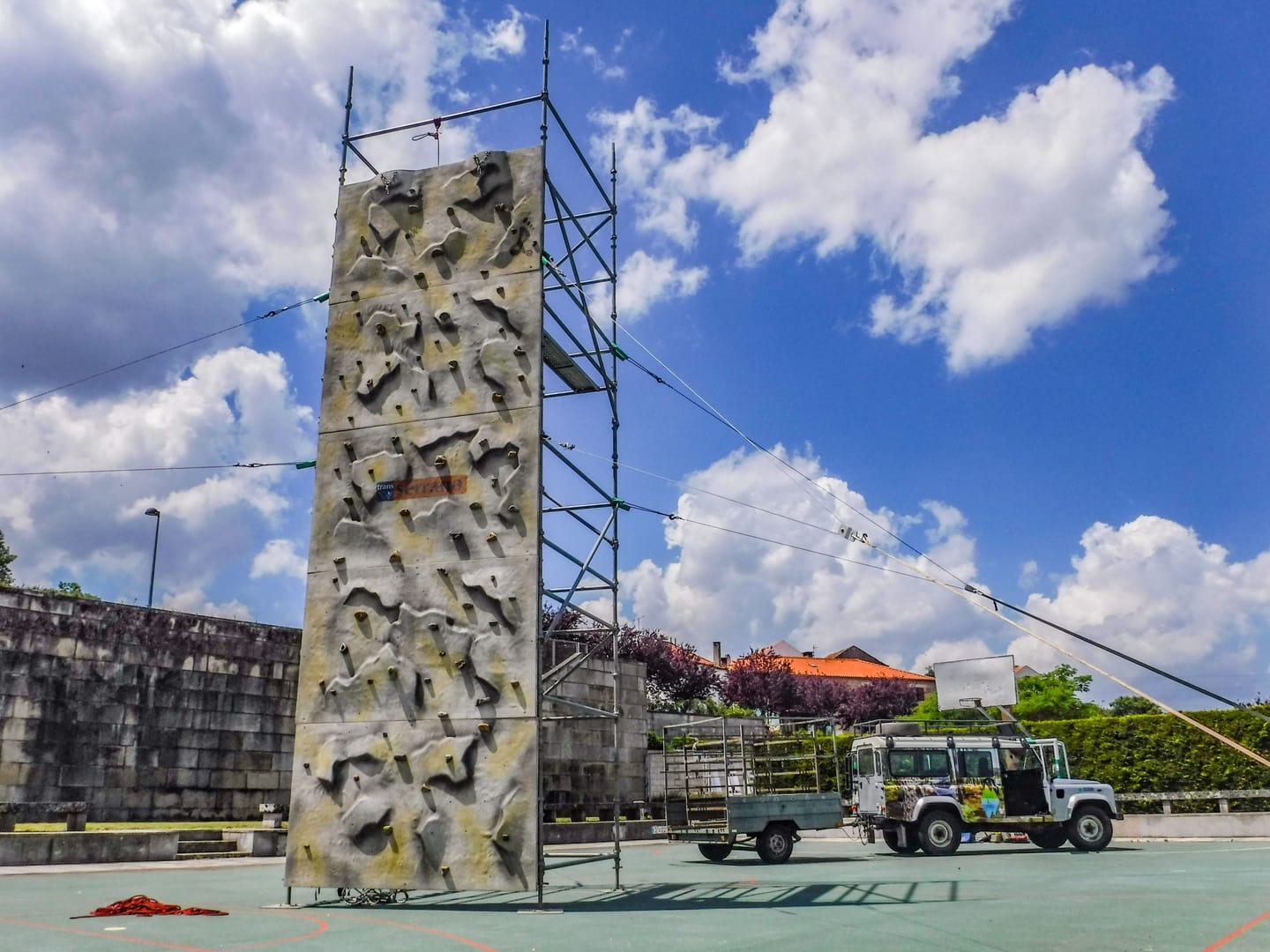 Parede de escalada móvel montada num recinto de evento