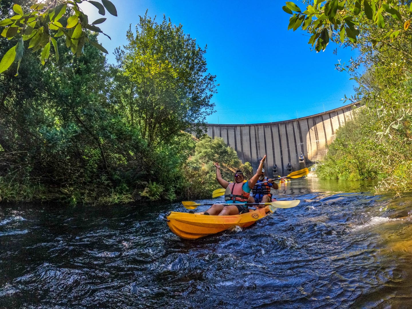 Canoístas a progredir junto à barragem no Alva em Moura Morta