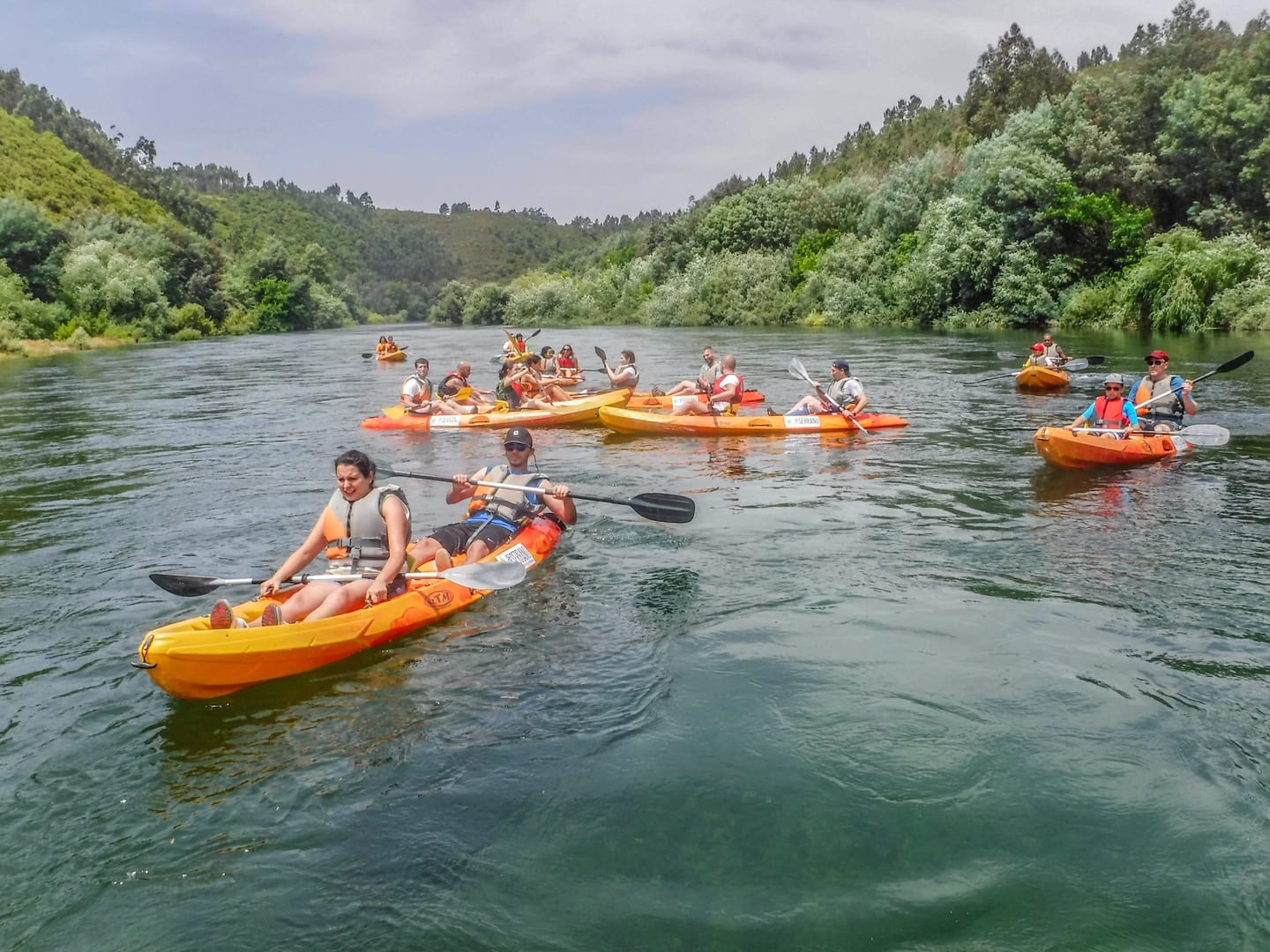 Grupo de canoas num setor arborizado do Zêzere