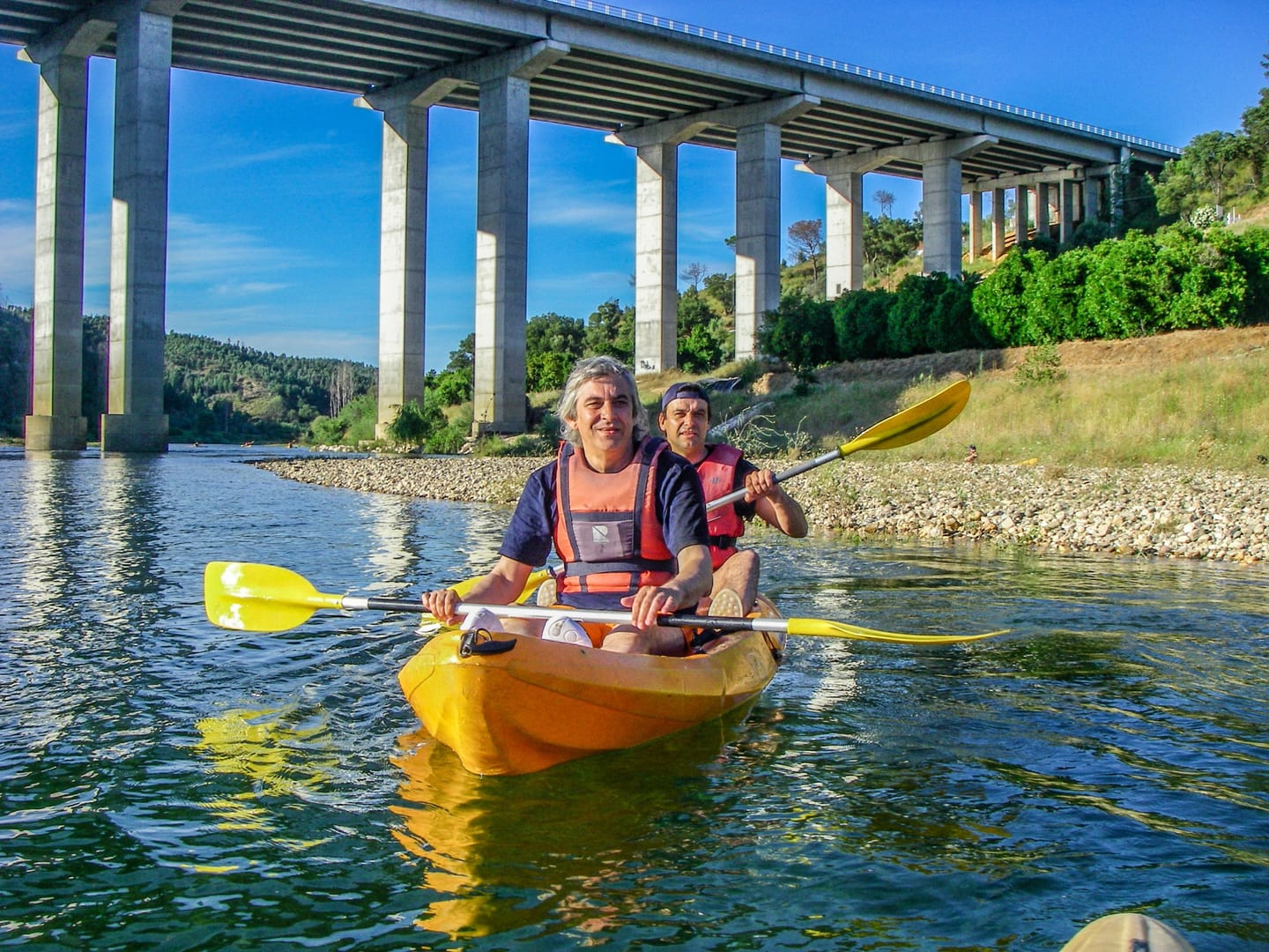 Participantes de canoa junto a uma ponte no setor final do Zêzere